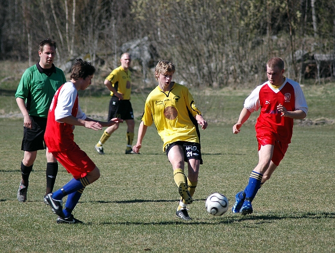 2007_0415_15.JPG - Filip Stjernfeldt spelar upp bollen mot Södra's forwards